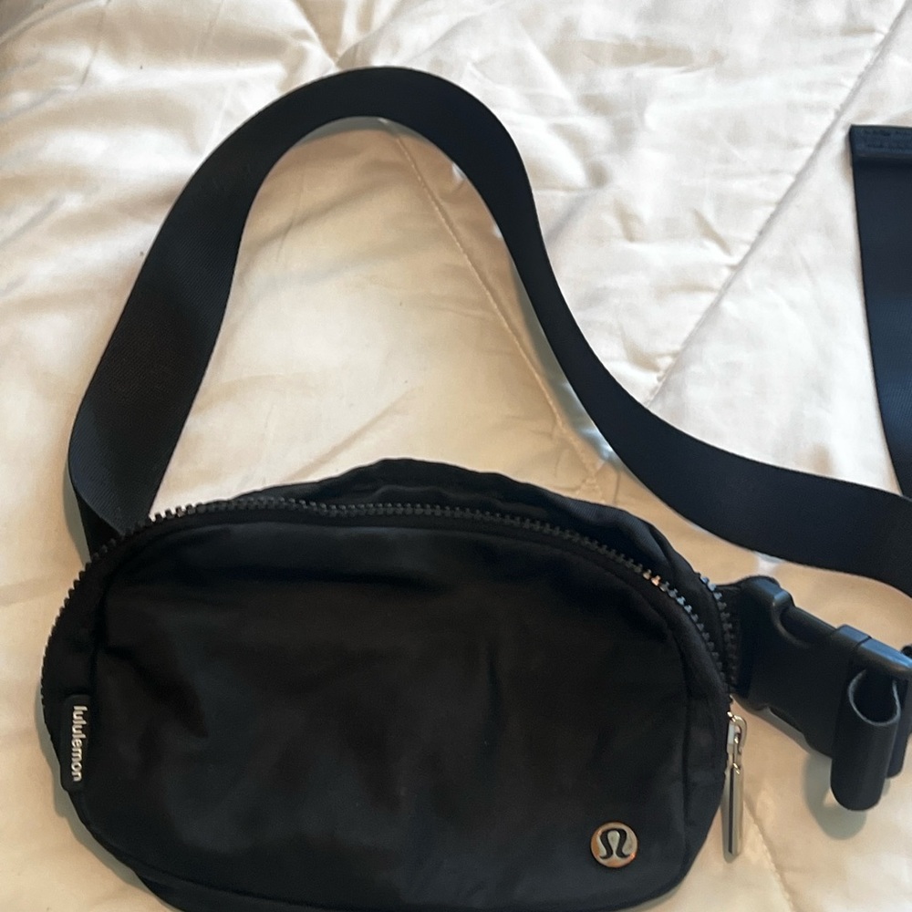 SALE!! lululemon athletica Black woman Bag used!! Black 1 ML